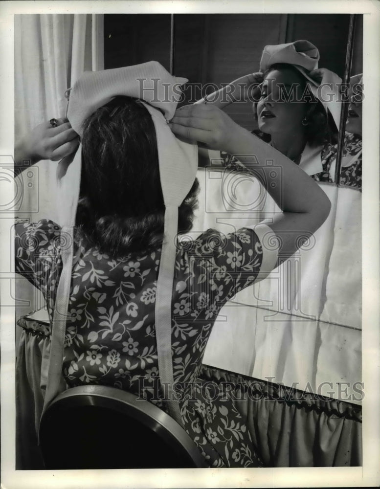 1941 Press Photo Model Ties on Scarf Style Hat