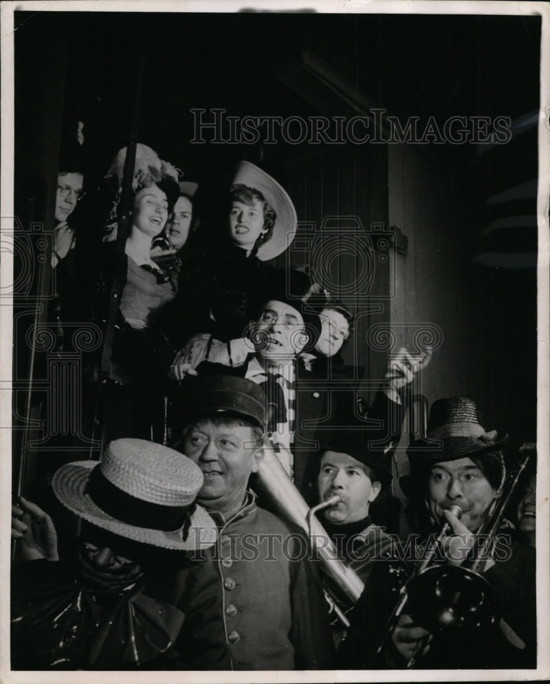 Load image into Gallery viewer, 1952 Press Photo Old Time Excursion Train Chatham NY Returning to Homes

