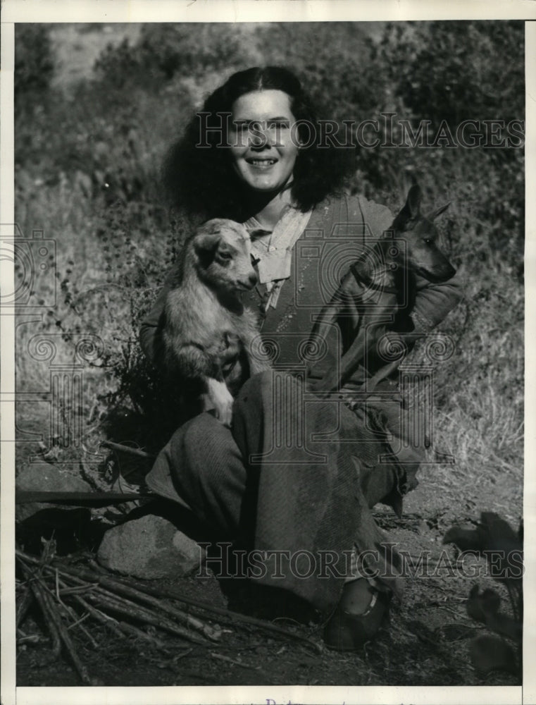 Load image into Gallery viewer, 1935 Press Photo Alice Helens &amp; Dog Korz Move to Catalina Islands for 5 Years
