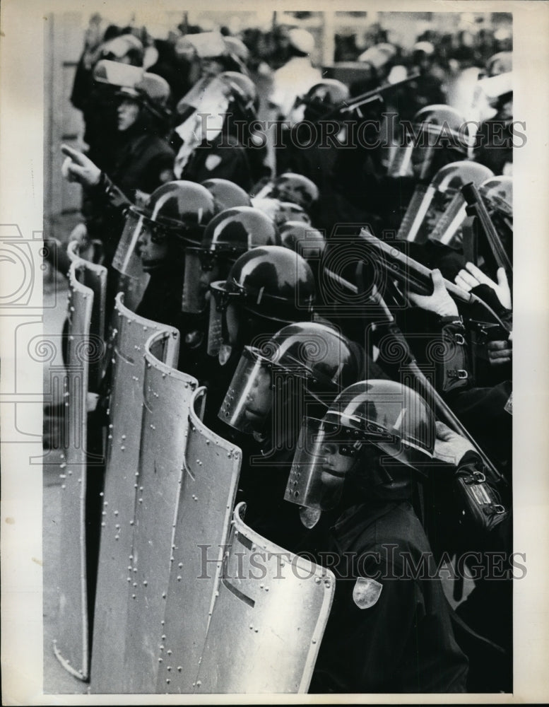 1969 Press Photo Tokyo Riot Police Dressed & Equipped for Demonstrating Students