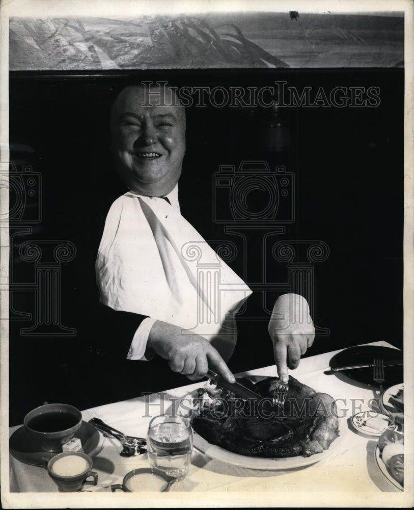 1944 Press Photo Vancouver Bartender Tommy Hand Enjoys Steak for Dinner