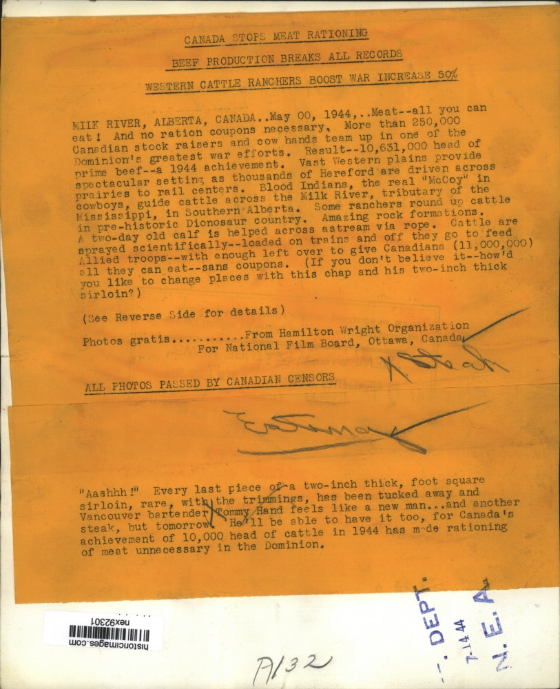 1944 Press Photo Vancouver Bartender Tommy Hand Enjoys Steak for Dinner