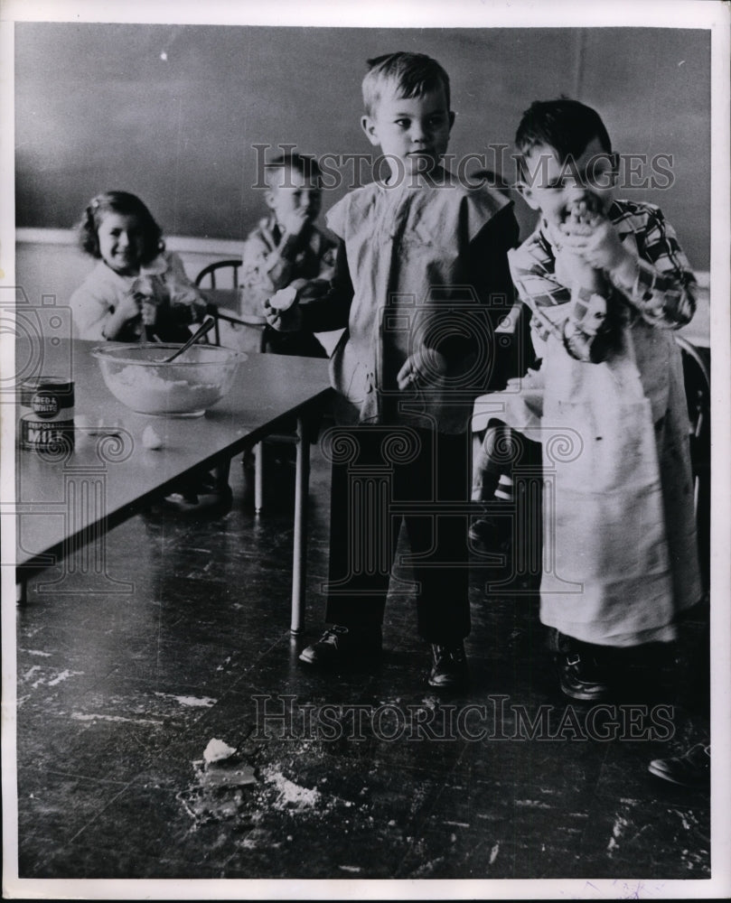 1952 Press Photo George Hustad & David Robiland After Dropping An Egg Laughing