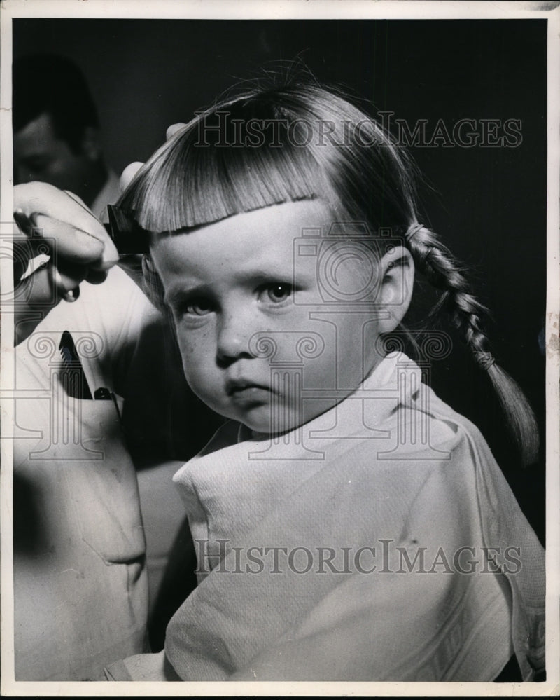 Load image into Gallery viewer, 1953 Press Photo Janie Dunnigan Getting Haircut
