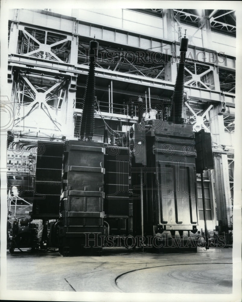 1968 Press Photo Highest Voltage Transformer Ever Made in US Dwarfs Technicians