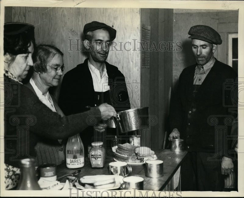 Load image into Gallery viewer, 1936 Press Photo Emergency Red Cross Canteen Service Station in Oregon
