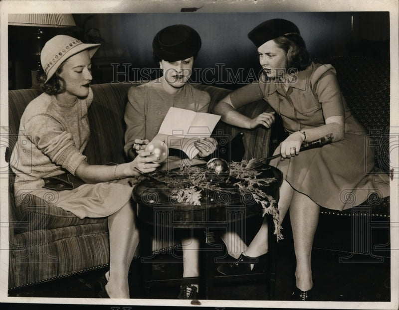 Load image into Gallery viewer, 1939 Press Photo Doris Elinor Ward, Mrs John Schanz &amp; Mrs James Arthur Meeting
