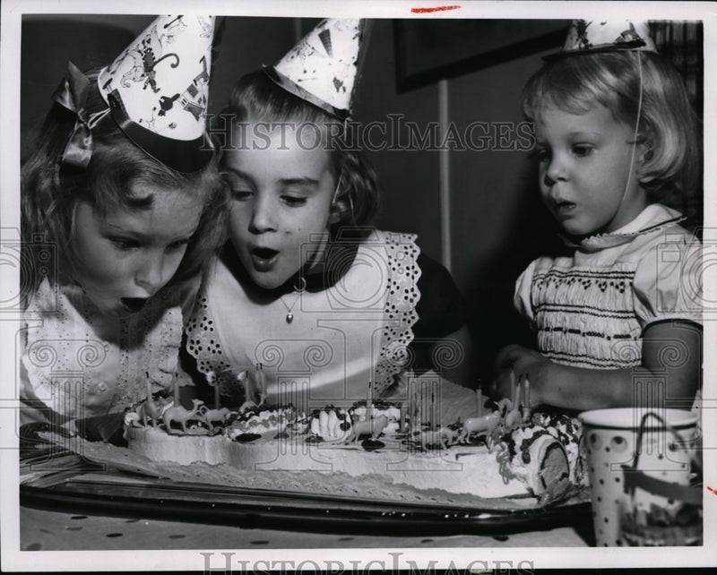 Load image into Gallery viewer, 1958 Press Photo Christy Hopkins, Elizabeth Oviatt &amp; Jane Carter Celebrate Birth
