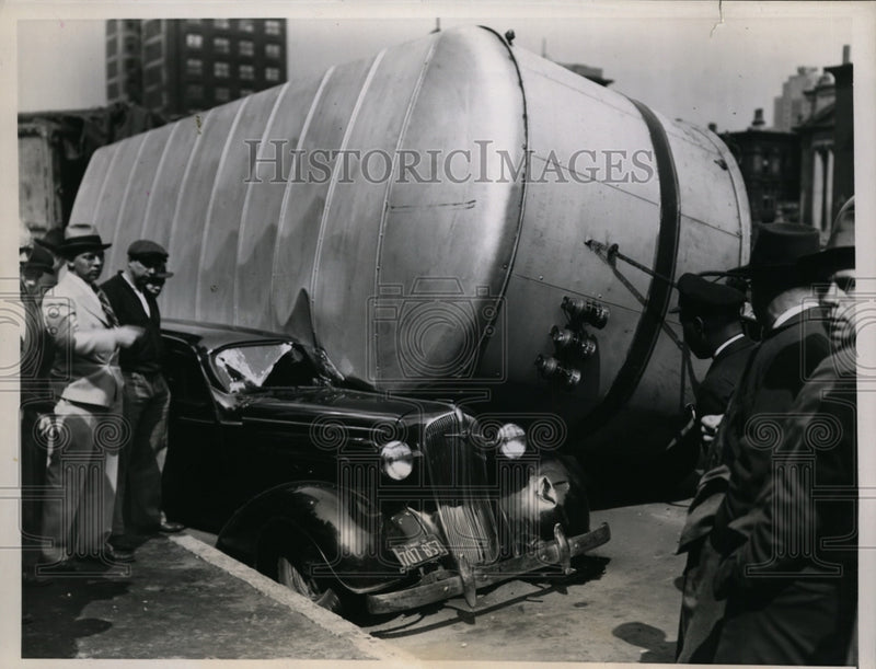 Load image into Gallery viewer, 1939 Press Photo Parked Car Crushed by a Trailer Truck Loaded with Paper Chicago
