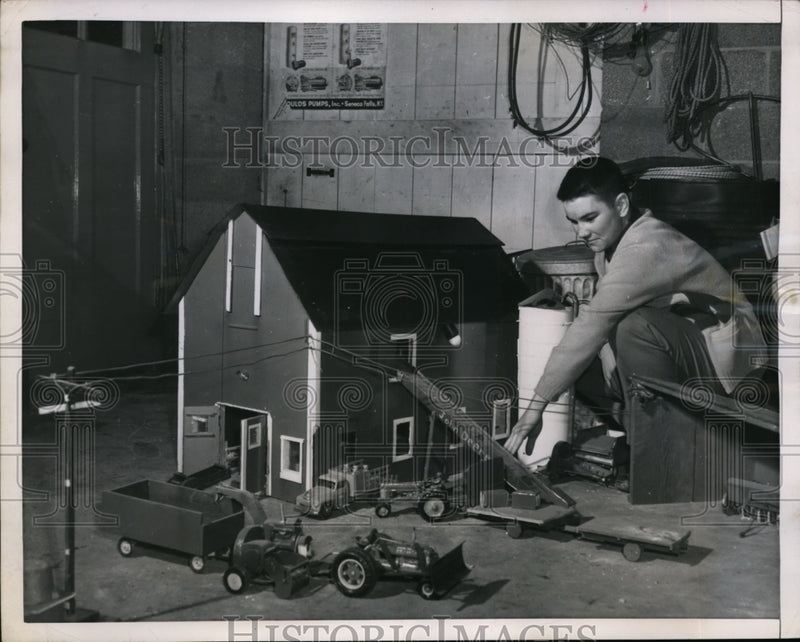 Load image into Gallery viewer, 1952 Press Photo Colwell Dickson Age 15 Builds Scale Model Working Farm
