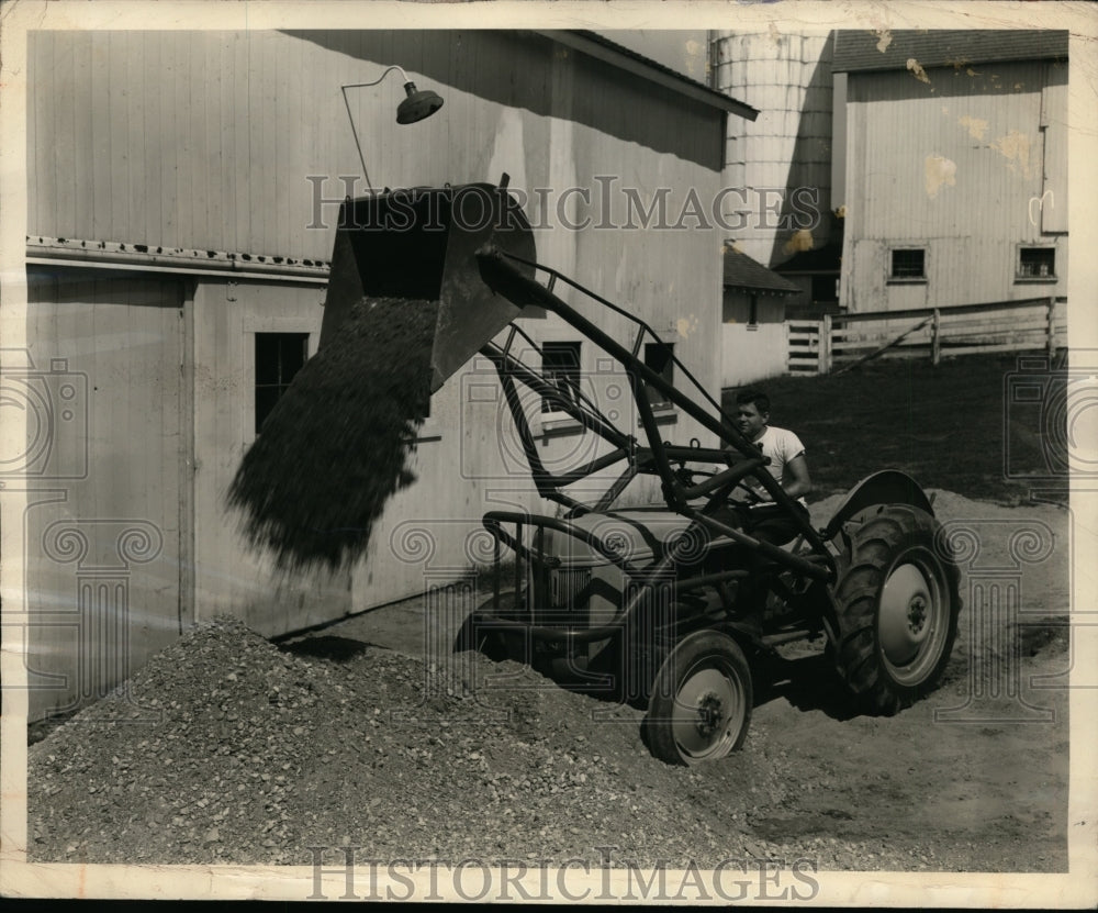 1948 Press Photo New Tractor at Dearborn Motors 1948 Press & Radio Show Michigan