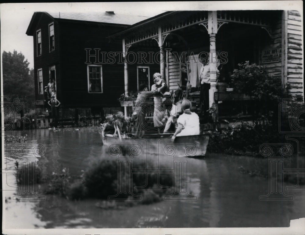 1935 Press Photo Mike Matako Volunteer Rescues Family from Flood Waters Ohio