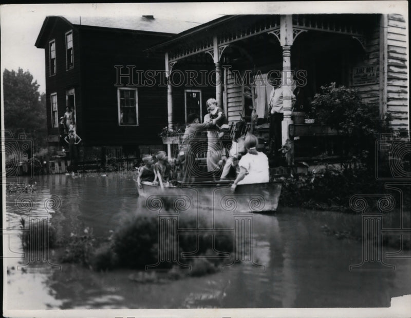 Load image into Gallery viewer, 1935 Press Photo Mike Matako Volunteer Rescues Family from Flood Waters Ohio
