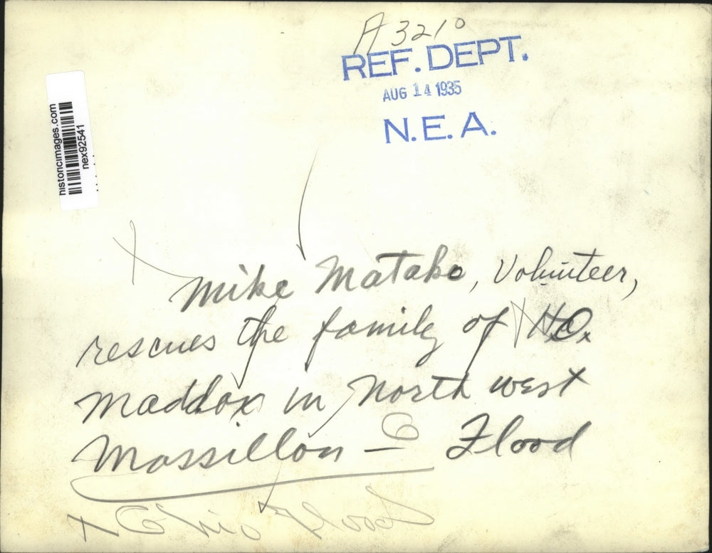 1935 Press Photo Mike Matako Volunteer Rescues Family from Flood Waters Ohio