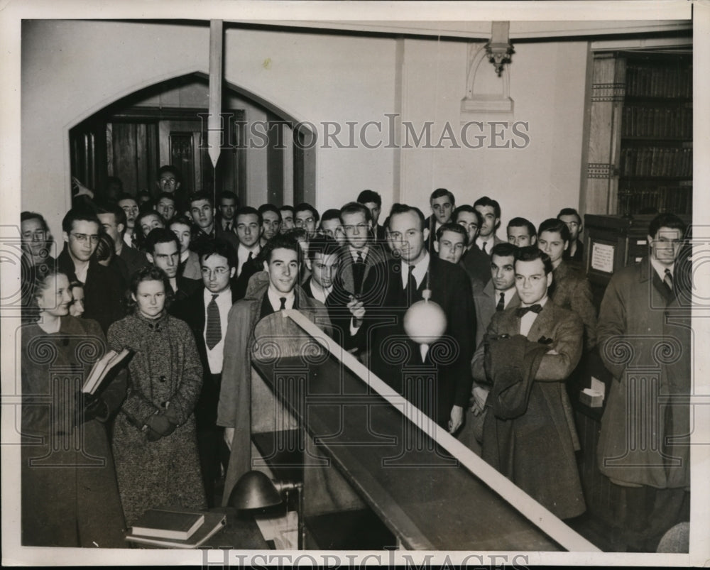 1938 Press Photo College Students Watch Professor Charles H Smiley - nex92567