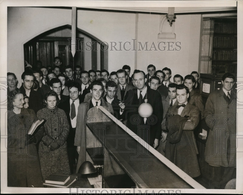 Load image into Gallery viewer, 1938 Press Photo College Students Watch Professor Charles H Smiley - nex92567
