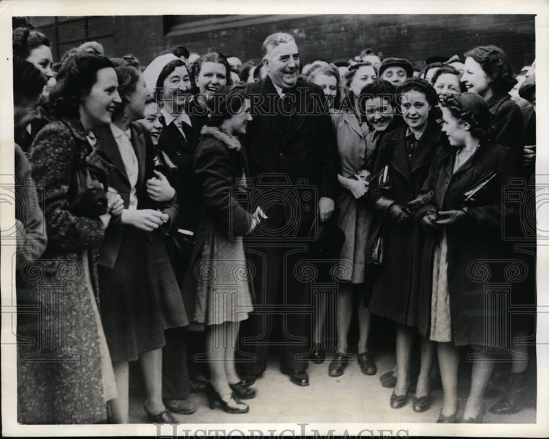 Load image into Gallery viewer, 1941 Press Photo RG Menzies Australian Premier Visits Munitions Factory England
