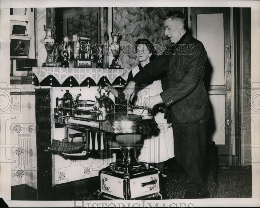1949 Press Photo Mr & Mrs Jules Hochepied of Belgium with Flemish Stove
