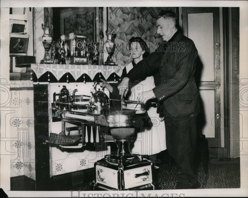 Load image into Gallery viewer, 1949 Press Photo Mr &amp; Mrs Jules Hochepied of Belgium with Flemish Stove
