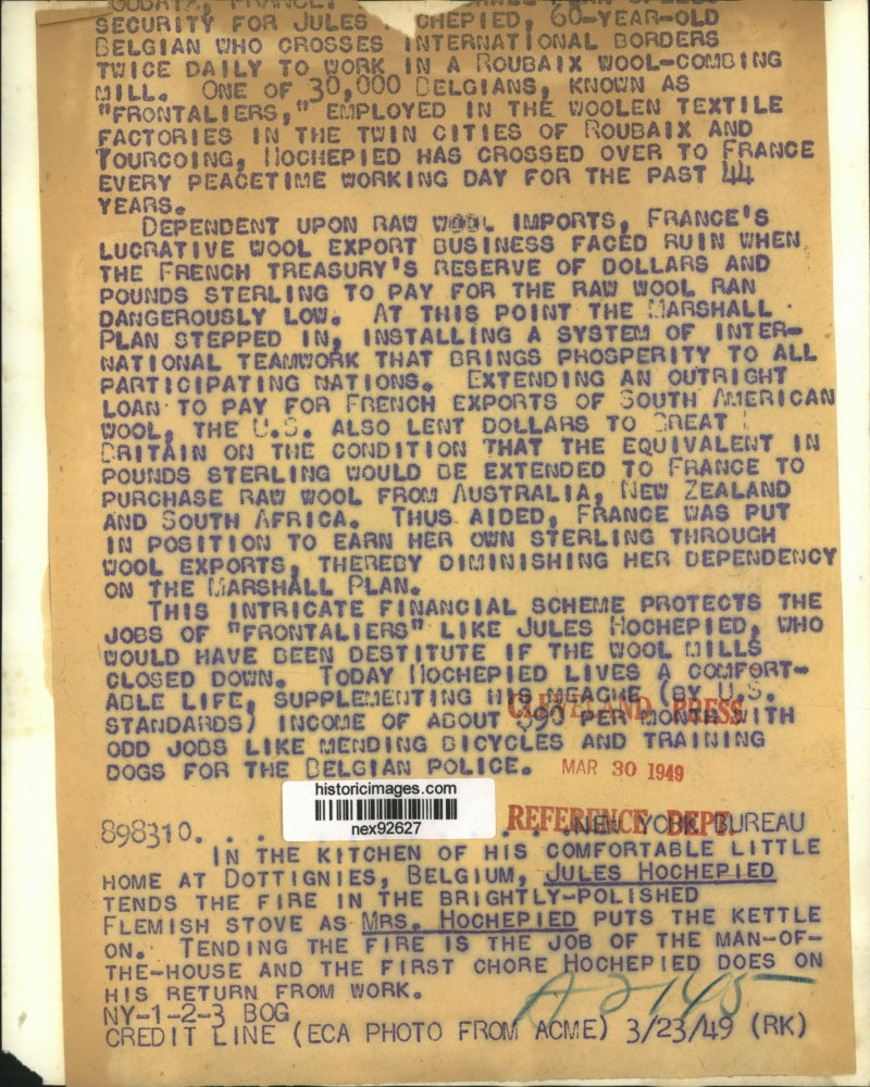 1949 Press Photo Mr & Mrs Jules Hochepied of Belgium with Flemish Stove