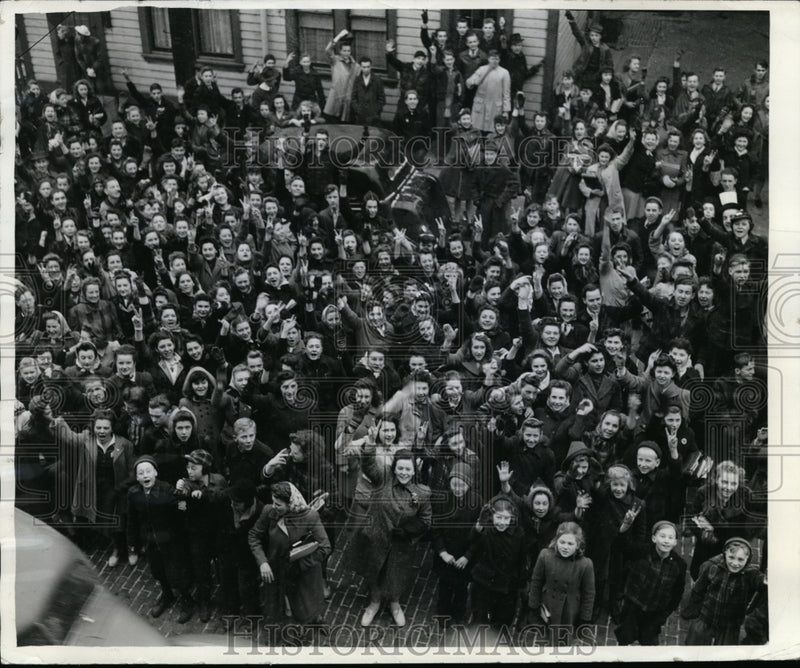 Load image into Gallery viewer, 1942 Press Photo Pittsburgh Children on Strike Protesting Dismissal Truancy Offi
