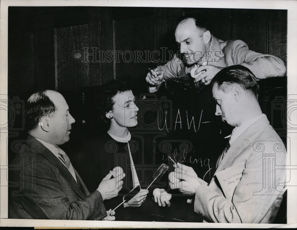 1946 Press Photo Mrs Virginia Hart Teacher at University of Wisconsin Gets Apple