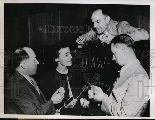 1946 Press Photo Mrs Virginia Hart Teacher at University of Wisconsin Gets Apple