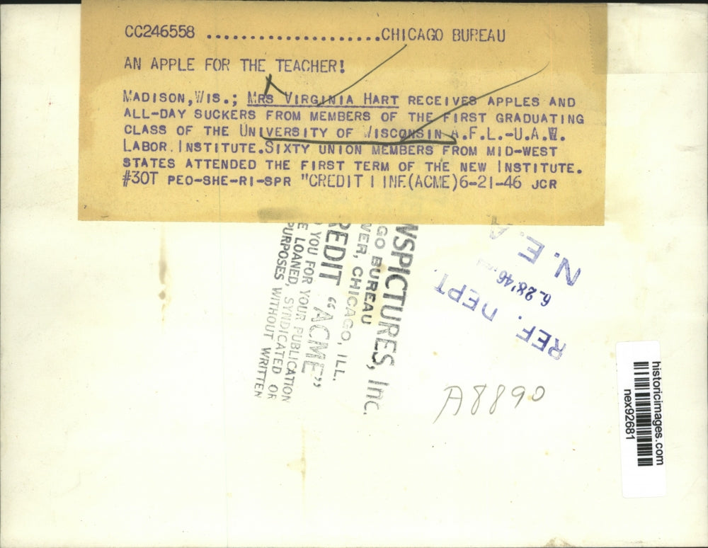 1946 Press Photo Mrs Virginia Hart Teacher at University of Wisconsin Gets Apple