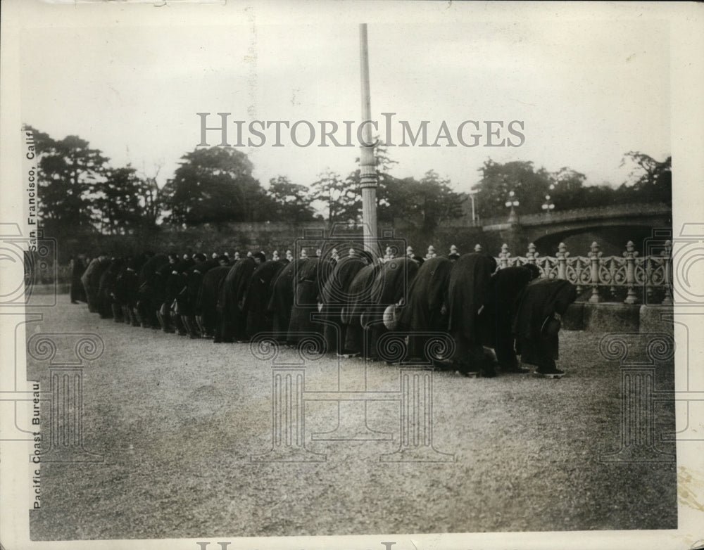 1927 Press Photo Mourning Party at Nijabashi Bridge at Entrance Chiyoda Palace