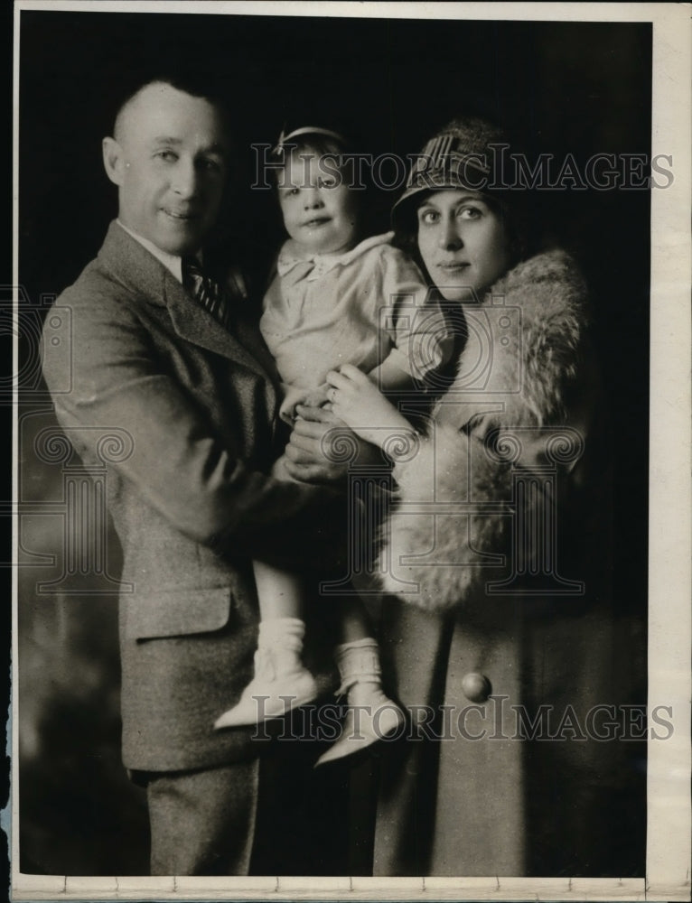Load image into Gallery viewer, 1926 Press Photo Army Aviator Lieutenant John A Macready &amp; Wife &amp; Daughter Joann
