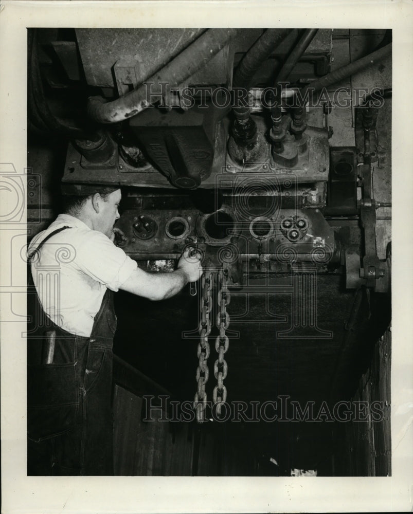 1954 Press Photo Experimental Passenger Trains Coupling System