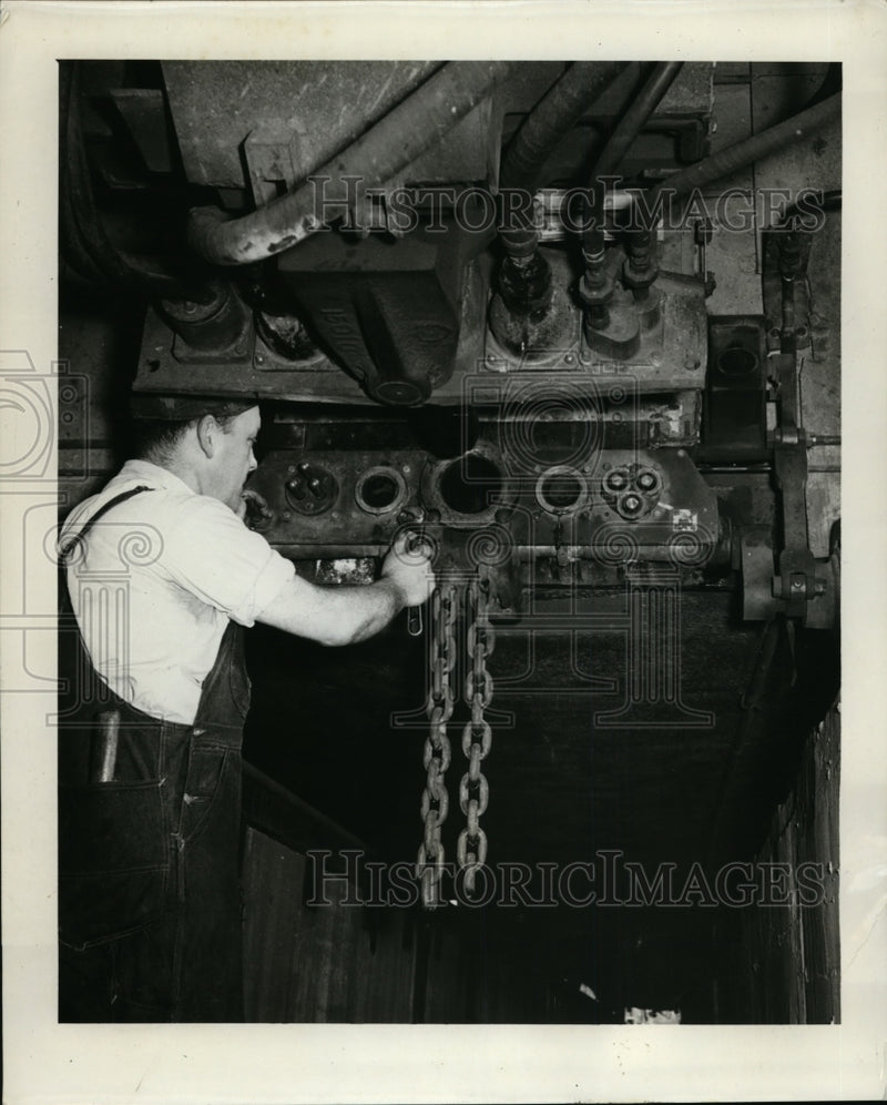 Load image into Gallery viewer, 1954 Press Photo Experimental Passenger Trains Coupling System

