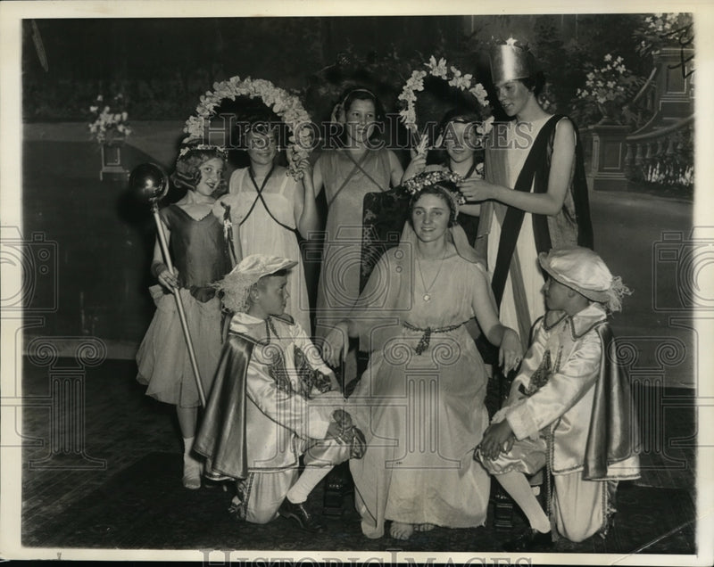 Load image into Gallery viewer, 1933 Press Photo Junior Day of Needlework Guild at Annual Meeting

