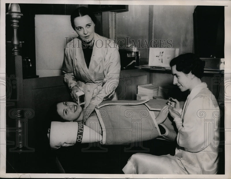 Load image into Gallery viewer, 1936 Press Photo Electric Blankets Debut at National Beauty Congress Sessions
