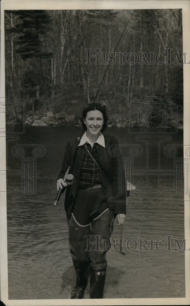 Load image into Gallery viewer, 1939 Press Photo Althea Vigue of Waterville Trout &amp; Salmon Fishing in Maine
