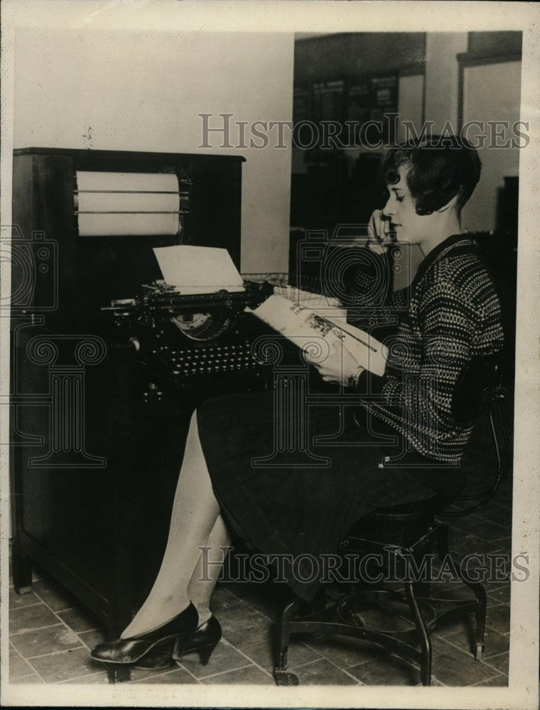 1927 Press Photo Clara Spriggs and Machine That Automatically Types Letter