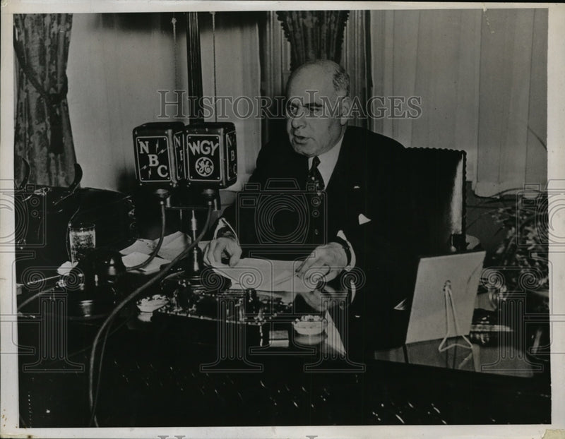 Load image into Gallery viewer, 1934 Press Photo Governor Herbert H Lehman Discussing Utility Lobbyists
