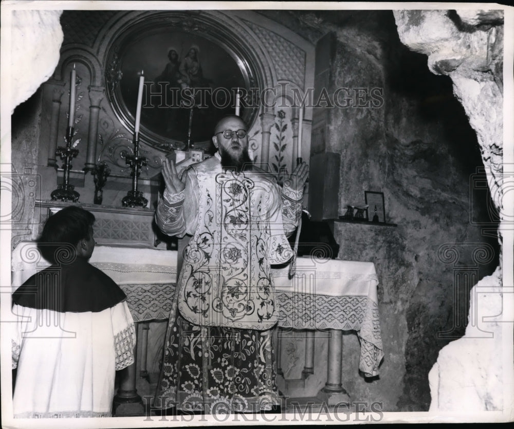 1950 Press Photo Msgr Egidio Varalta at Church of Annunciation in Nazareth