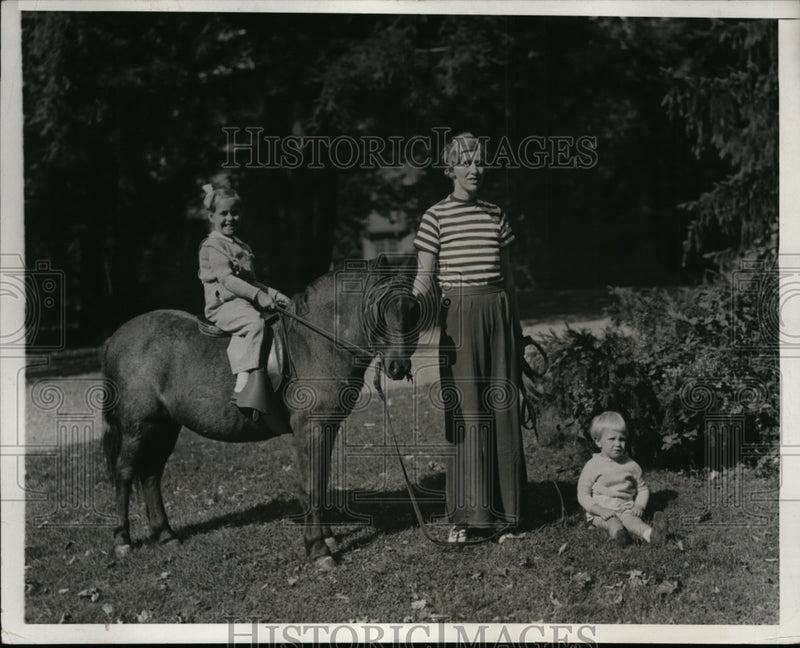 Load image into Gallery viewer, 1932 Press Photo Mrs Curtis Dall Daughter of Presidential Candidate &amp; Her Childr
