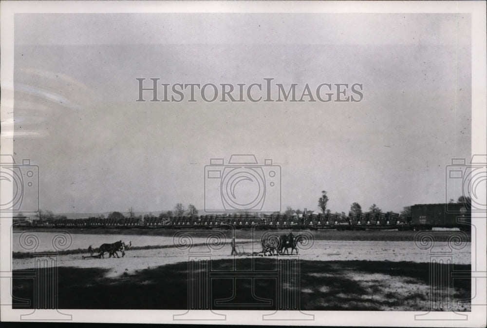 1950 Press Photo Trainload of Mechanical Balers Leaving PA Passing Farmers