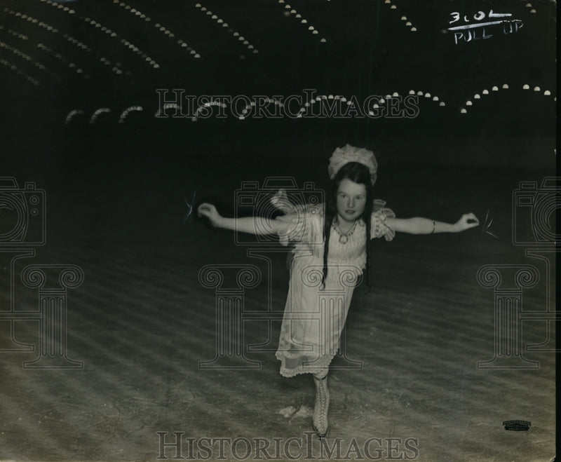 Load image into Gallery viewer, 1923 Press Photo Berna Young Skating

