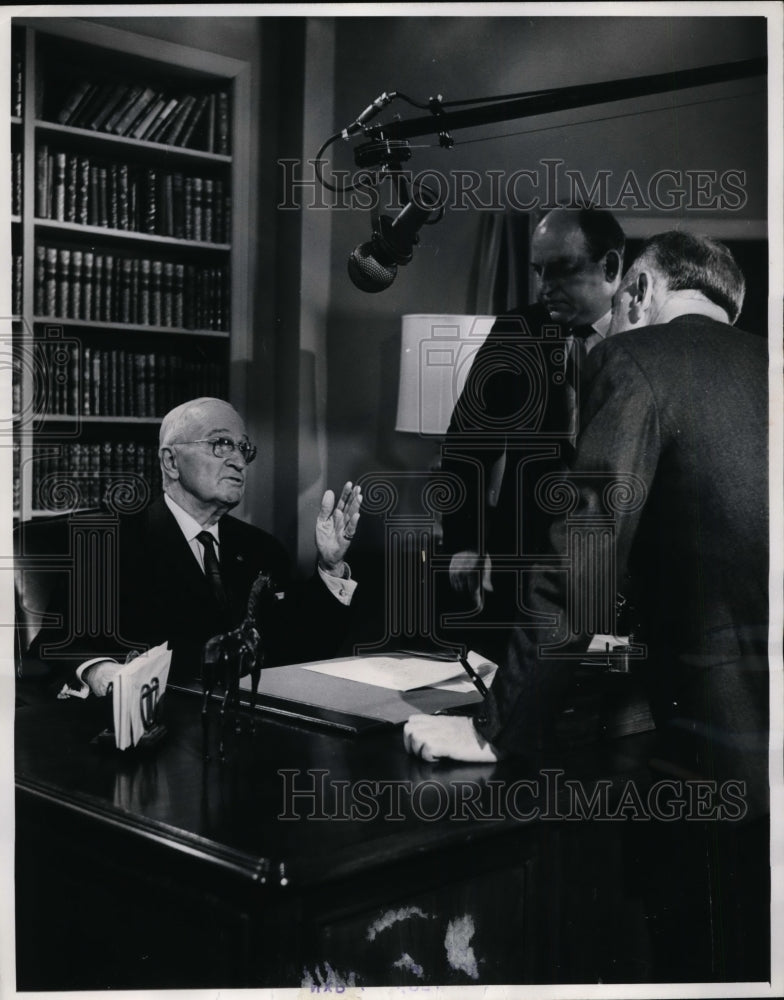 Load image into Gallery viewer, 1964 Press Photo Ben Gradus Producer &amp; Staff Member Before Ex Pres Truman
