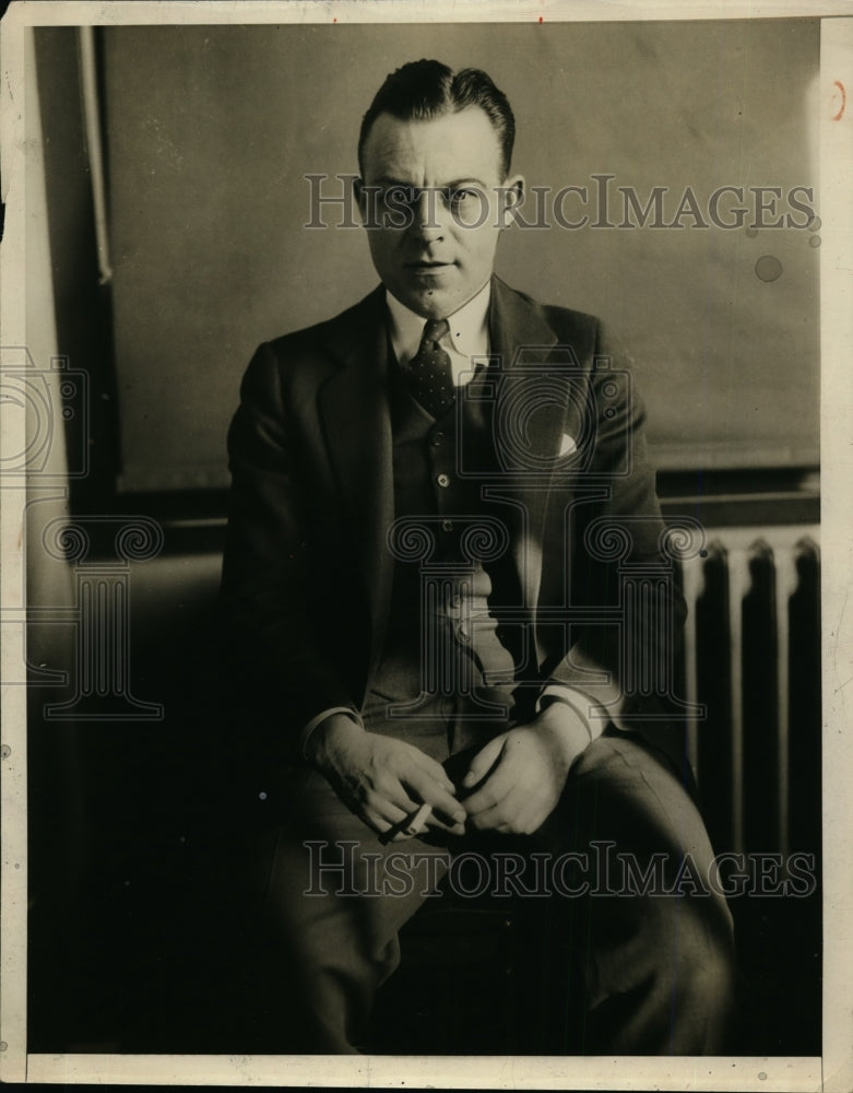 1932 Press Photo Man Sitting in Suit - nex93961