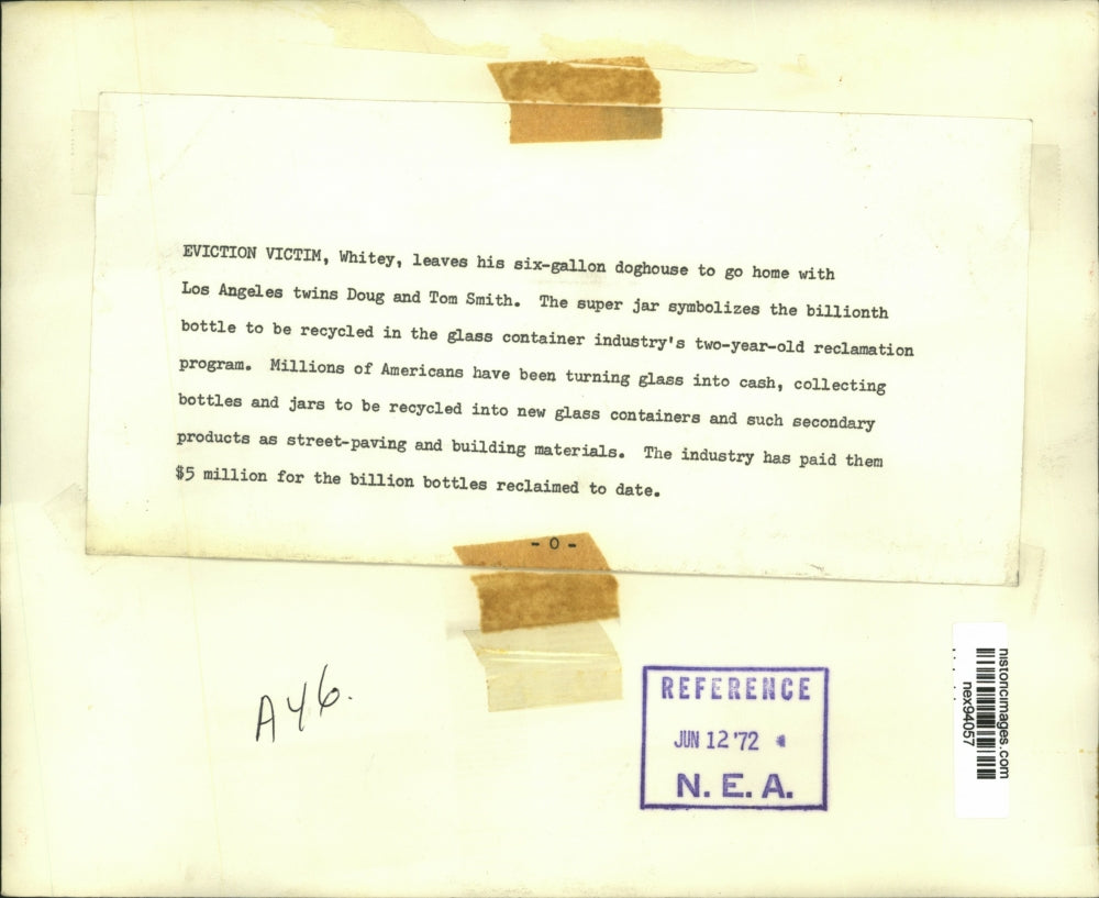 1972 Press Photo Whitey Leaves 6 Gallon Doghouse with Twins Doug & Tom Smith