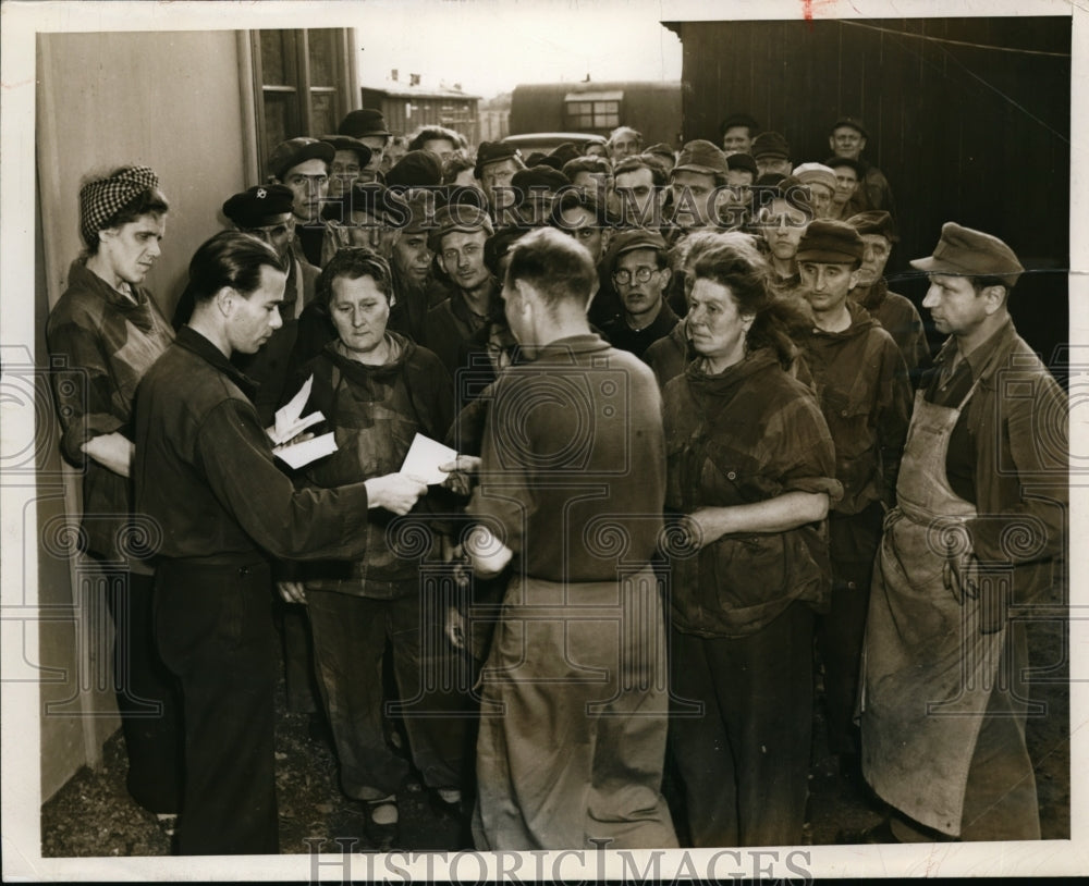 1950 Press Photo Germany's Workers Can't Afford Luxury Goods Face Unemployment