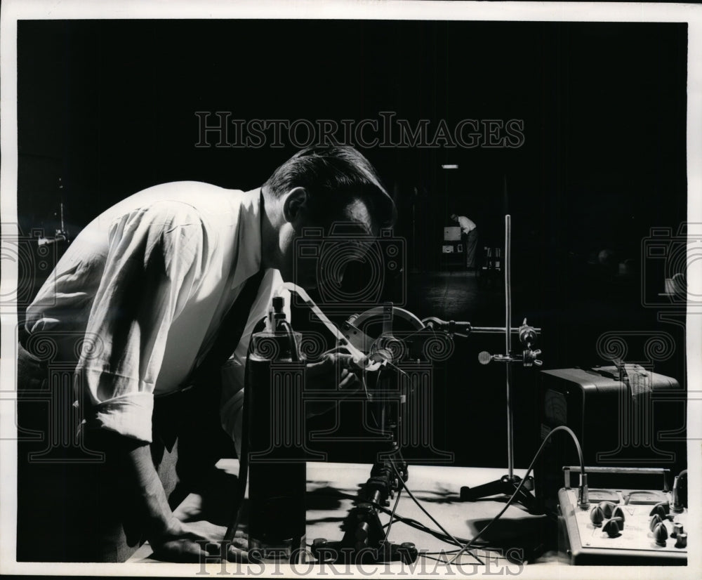 1960 Press Photo Scientists at Sperry Gyroscope Company Engineer & Infra Red Lig