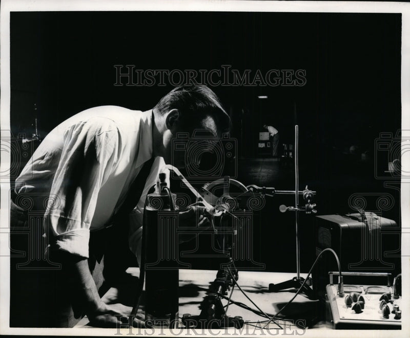 Load image into Gallery viewer, 1960 Press Photo Scientists at Sperry Gyroscope Company Engineer &amp; Infra Red Lig
