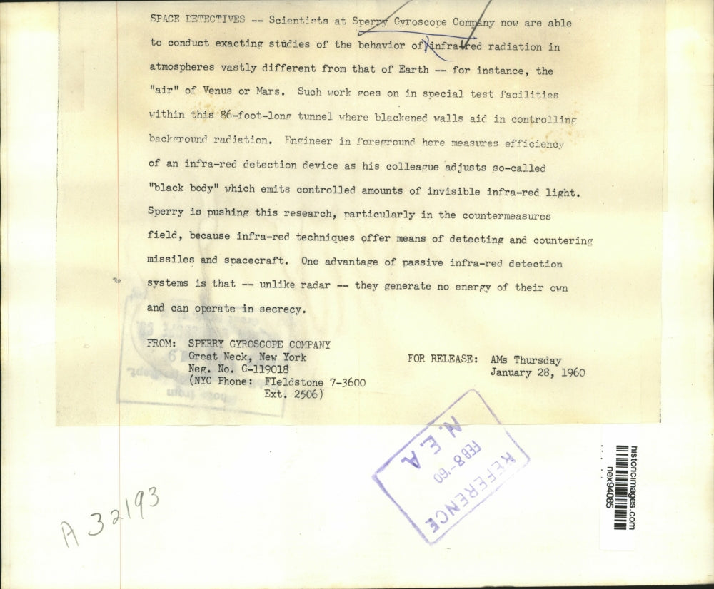 1960 Press Photo Scientists at Sperry Gyroscope Company Engineer & Infra Red Lig