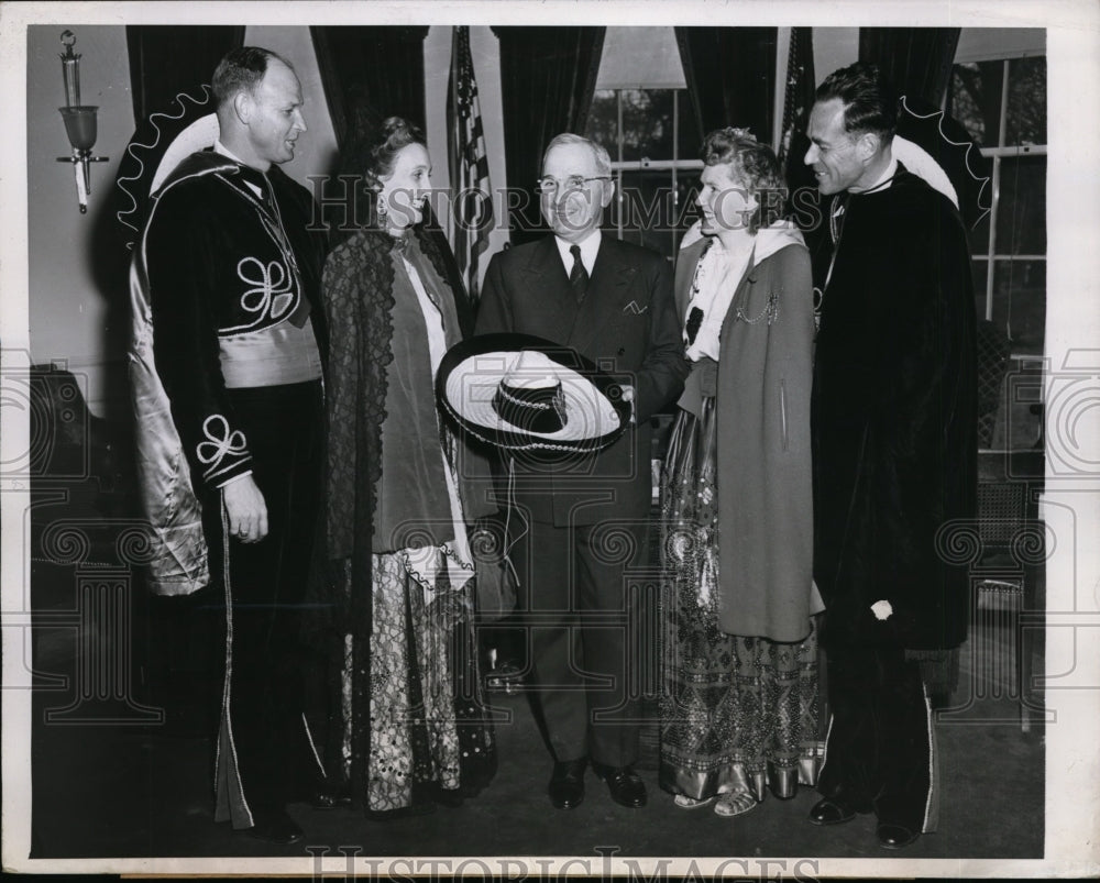 1946 Press Photo Don's Club of Phoenix Give President Truman Sombrero