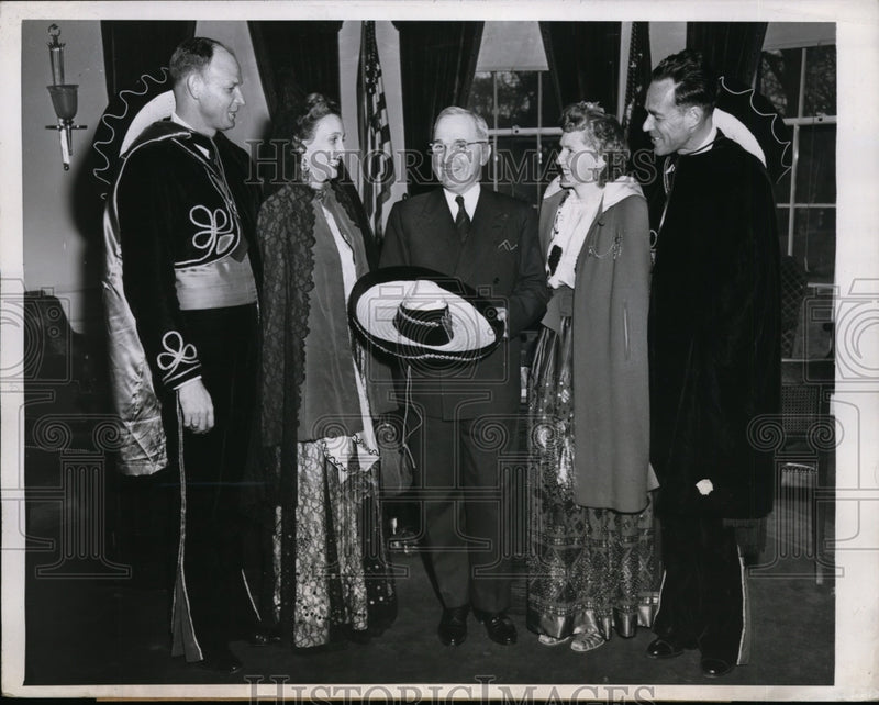 Load image into Gallery viewer, 1946 Press Photo Don's Club of Phoenix Give President Truman Sombrero
